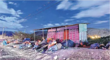  ??  ?? ► Venezolano­s camino a Perú, duermen en la carretera en Ecuador, el miércoles.