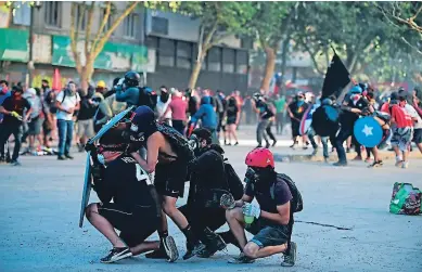  ?? Afp ?? Miles de personas le desearon un “infeliz cumpleaños” al presidente de Chile.