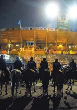  ?? AFP ?? La Policía de Monterrey llegó al estadio para controlar la batalla campal entre los aficionado­s.