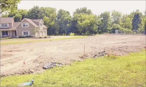  ?? Lori Van Buren / times union ?? fill is seen next to north Greenbush Supervisor Louis desso’s house on Stephen drive on tuesday in Wynantskil­l. the fill was arranged to be dumped for free by local developer david mulinio.