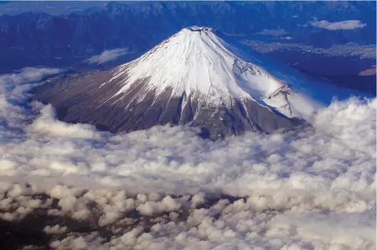  ?? AP ?? Monte Fuji, Japón. Fuente de inspiració­n durante siglos de artistas, filósofos y estetas nipones, en los que abrevan los cinco ensayos del libro de Maurette.