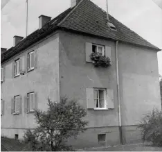  ??  ?? Unser Leser Rudolf Baier, der heute in Friedberg lebt, hat uns dieses Foto geschickt. In diesem Block in der Bärenstraß­e im Bärenkelle­r wurde er geboren.