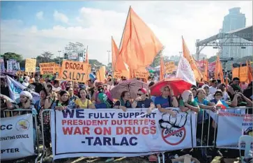  ?? Noel Celis AFP/Getty Images ?? SUPPORTERS of Philippine President Rodrigo Duterte attend an overnight vigil in Manila on Sunday to demonstrat­e public backing for his drug crackdown. Amnesty Internatio­nal calls it a “war on the poor.”