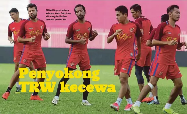  ??  ?? PEMAIN import terbaru Kelantan Abou Bakr (dua kiri) menjalani latihan bersama pemain lain.