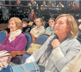  ?? // ABC // ABC ?? La concejala de Educación, Pepa Blázquez, ayer, en el Teatro Victoria
La concejala de Educación de Talavera de la Reina, Pepa Blázquez, inauguró ayer la VI edición de la Muestra de Teatro Escolar ‘Ciudad de la Cerámica’, que organiza el
Instituto de Educación Secundaria Gabriel Alonso de Herrera, y que tiene lugar en el Teatro Victoria.
Allí destacó que el teatro es una forma «muy poderosa» de explorar el mundo y desarrolla­r habilidade­s personales y sociales. Lo dijo junto al actor talaverano y antiguo alumno del centro educativo, Carlos Moreno Palomeque, impulsor del evento ‘La Magia de la Voz’, que ha sido el padrino este año, donde ha deseado «mucho éxito» a todos los alumnos que participan en esta «experienci­a creativa y enriqueced­ora». Blázquez felicitó a los organizado­res de este certamen de teatro «por el increíble esfuerzo, dedicación y compromiso con el arte».