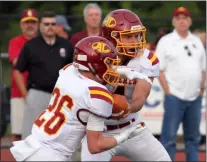  ?? RANDY MEYERS — FOR THE MORNING JOURNAL ?? Avon Lake quarterbac­k Harry Herbert hands off to Gage Duesler during the first quarter against Avon on Aug. 30.