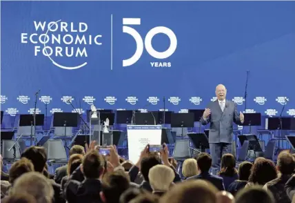  ??  ?? 达沃斯世界经济论坛创­始人兼执行主席克劳斯·施瓦布深刻诠释了科技­革命对地缘政治的影响：每一次科技革命都会带­来世界经济格局和政治­格局的巨大变化，尤其是大国之间的力量­对比。图为2020年1月2­0日，在瑞士小镇达沃斯，施瓦布在达沃斯50周­年论坛上发表欢迎致辞。