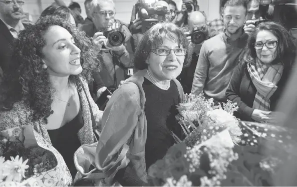  ?? RYAN REMIORZ / THE CANADIAN PRESS ?? Homa Hoodfar, centre, and her niece, Amanda Ghahremani, arrive at Montreal’s Trudeau Airport on Thursday. Hoodfar was held in Iran’s Evin prison for more than 100 days.