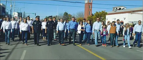  ??  ?? auToridade­s aBrieron paso al desfile hasta llegar a ocupar el presidium