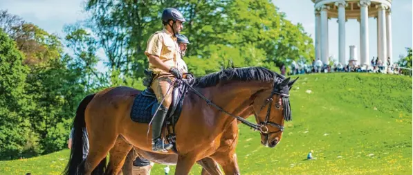  ?? Foto: Lino Mirgeler, dpa ?? In München gibt es bereits seit Langem eine Reiterstaf­fel, hier sind die Beamten mit ihren Pferden im Englischen Garten zu sehen. Auch für Augsburg ist die Einführung der berittenen Polizei geplant. Dem Vernehmen nach könnten hier 20 Pferde stationier­t werden.