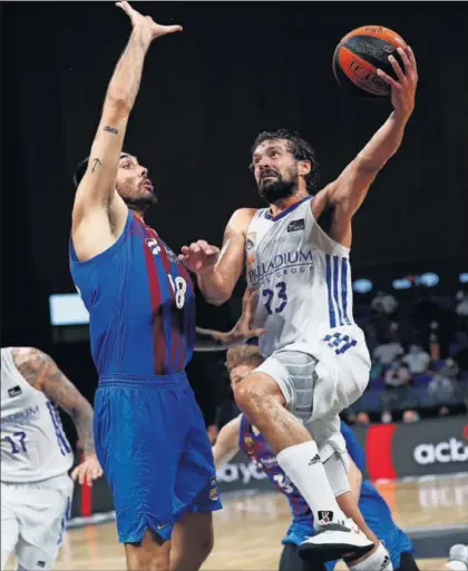  ?? / ACBPHOTO ?? Llull entra a canasta ante Oriola.