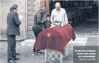  ?? /RUBN GUTIEERREZ ?? El hijo del cantante junto a los restos del exGaribald­i.