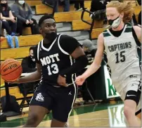  ?? MEDIANEWS GROUP FILE PHOTO ?? Waterford Mott’s Tray Solomon, left, recently committed to continuing his career at Siena Heights University in Adrian.