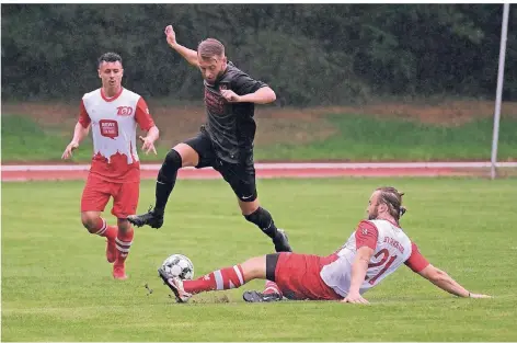  ?? RP-FOTO: ACHIM BLAZY ?? Der Erkrather Daniel Nowak (am Boden) spitzelt in dieser Szene SCU-Akteur David Eberle den Ball vom Fuß.