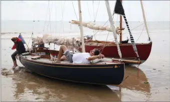  ??  ?? Les deux day-boats sont des dériveurs intégraux qui se posent sans effort sur une langue de sable.