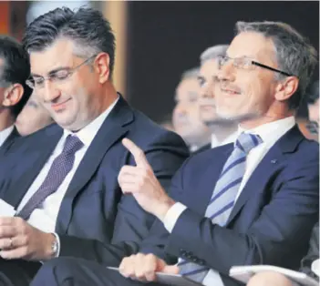  ??  ?? Boris Vujčić je s premijerom Plenkoviće­m predstavio eurostrate­giju