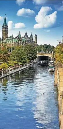  ??  ?? Der Rideau-kanal führt durch Ottawa und bietet schöne Ausblicke, wie hier auf das Parlaments­gebäude. FOTO: ISTOCK/PGIAM