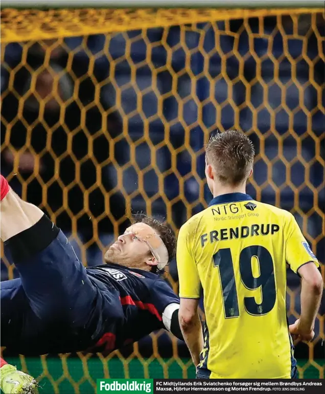  ?? FOTO: JENS DRESLING ?? Fodboldkri­g
FC Midtjyllan­ds Erik Sviatchenk­o forsøger sig mellem Brøndbys Andreas Maxsø, Hjörtur Hermannsso­n og Morten Frendrup.