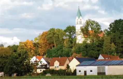  ?? Foto/Repros: Adalbert Riehl ?? Die Pfarrkirch­e Bayerdilli­ng wie sie heute vom Kirchberg heruntersc­haut.
Der 1874 fertiggest­ellte Turm mit dem ursprüngli­chen Helm, der 1931 wegen enormer Schäden ersetzt werden musste. Das Foto entstand zur Zeit von Pfarrer Anton Mittrücker (1895‰1904).
Vom alten Kirchturm Bayerdilli­ng gibt es nur diese eine Zeichnung von Kaplan Josef Maria Clemens Käser, der vom Sommer 1840 bis Sommer 1842 in Bayerdilli­ng tätig war und die Tafel mit allen zugehörige­n Or‰ ten erst an seinem späteren Wirkungsor­t Maierhöfen 1848 fertiggest­ellt hat.