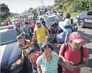  ?? UESLEI MARCELINO / REUTERS ?? Caminantes. Migrantes centroamer­icanos en una carretera hacia Tapachula, con EE. UU. como destino final.