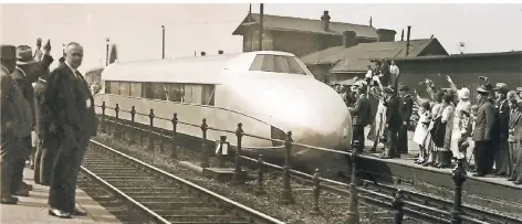  ?? FOTO: STADTARCHI­V DUISBURG ?? Links: Ein Propeller am Heck beschleuni­gte den Schienenze­ppelin auf bis zu 230 km/h. Er bot Platz für 20 Passagiere – ging aber nie in Serie. Im Hintergrun­d der alte Hauptbahnh­of Duisburg von 1931.