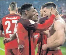  ?? FOTO: DPA ?? Da kann man sich schon mal ausziehen: Luka Jovic (rechts) jubelt mit Jonathan de Guzman.