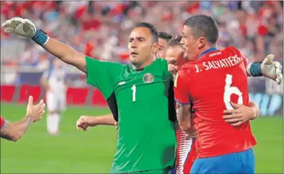  ??  ?? BASTIÓN BAJO PALOS. Keylor Navas tuvo una destacadís­ima actuación defendiend­o la portería tica.