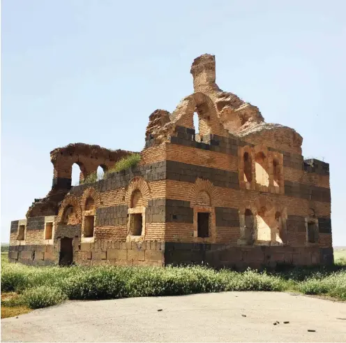  ?? Fotos: Karin Leukefeld ?? Das zerstörte Kloster Kasr Ibn Wardan auf dem Weg von Hama nach Aleppo