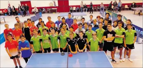  ??  ?? Tous les jeunes réunis pour la photo avant de commencer les matchs.