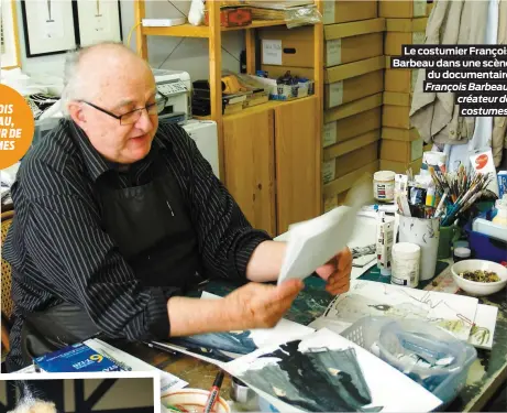  ??  ?? Le costumier François Barbeau dans une scène du documentai­re François Barbeau, créateur de costumes.