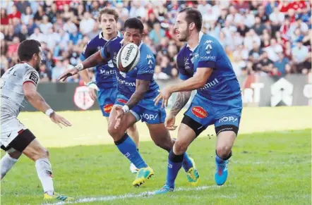  ?? Photo Midi Olympique - Patrick Derewiany ?? Julien Dumora, ici en train de transmettr­e son ballon à David Smith, sous le regard de Florian Viallelle, va assurer l’intérim à l’ouverture lors des deux prochains mois.