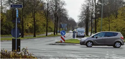  ?? Foto: Adrian Bauer ?? An der Einmündung der Königsalle­e in die Wertachstr­aße bringen Autofahrer mitunter viel Zeit zu, bis der Verkehr ein Abbiegen zulässt. Im Entwurf des Haushalts für 2018 ist nun das Geld für den Umbau der Kreuzung zum Kreisverke­hr eingestell­t, der den...