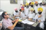  ?? GURMINDER SINGH/HT ?? Independen­t MLA Simarjeet Singh Bains with the complainan­t talking to the owner of Aastha Hospital Dr Sanjeev Gupta in Ludhiana on Tuesday.