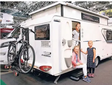  ?? FOTO: MESSE DÜSSELDORF/CTILLMANN ?? Immer mehr Familien entscheide­n sich für einen Urlaub im Wohnwagen oder im Wohnmobil, aber auch ältere Menschen entdecken den Reisetrend für sich.