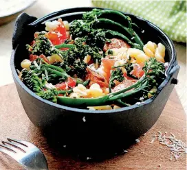  ?? [PHOTO BY LYNDA BALSLEV FOR TASTEFOOD] ?? Spicy sausage, broccolini and tomato pasta.