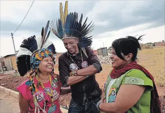  ?? ERALDO PERES
THE ASSOCIATED PRESS ?? Indigenous election candidates (from left) Airy Gaviao, Junior Xukuru and Sonia Guajajara with the Socialism and Liberty Party meet before a campaign rally in the Ceilandia neighbourh­ood of Brasilia, Brazil.