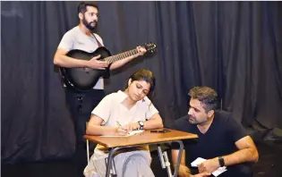  ??  ?? Dhruti Shah, center, along with her co-actors Johan Dsuza, behind, and Mohammed Majid during the rehearsal of local Urdu theater show ‘Mian Biwi Aur Wagah.’ (AN photo)