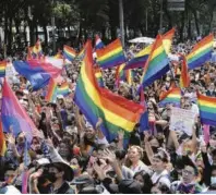  ?? FOTO GETTY ?? Participan­tes de la marcha en el Ángel de la Independen­cia en Ciudad de México.