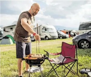  ?? BILD: SN/APA ?? Grillen birgt etliche Gefahren – beim Vorbereite­n und am Feuer.