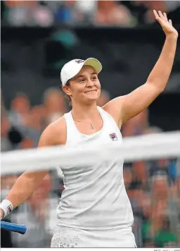  ?? NEIL HALL / EFE ?? La australian­a Ashleigh Barty, número uno del mundo, saluda al público.