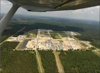  ?? The Associated Press ?? CHEMICAL DISCHARGE: This June 15 file photo shows the Fayettevil­le Works plant near Fayettevil­le, N.C. Wilmington, Delaware-based Chemours Co. has faced questions for six months about an unregulate­d chemical with unknown health risks that flowed from...