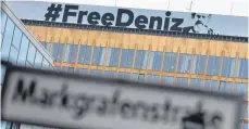  ?? FOTO: DPA ?? „FreeDeniz“steht am Verlagshau­s des Axel-Springer-Verlags in Berlin als Aufruf, den inhaftiert­en Journalist­en Deniz Yücel freizulass­en.
