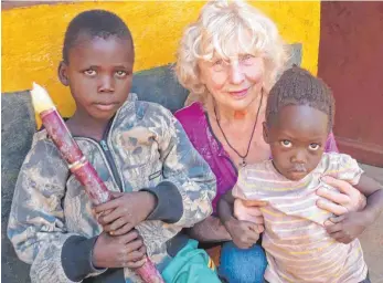  ?? FOTO: PRIVAT ?? Helene Dingler, die Bäuerin vom Seegartenh­of bei Oberkochen, denkt auch nach 20 Jahren noch nicht daran, ihren Einsatz in Uganda zu beenden.