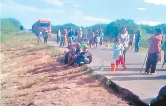  ??  ?? Hubo una fila de vehículos varados por horas durante la movilizaci­ón de nativos en el Km 372 de la Ruta Transchaco, que hasta ayer ya llevaba tres días.