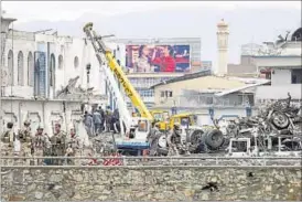  ?? REUTERS ?? Security forces inspect the site of a suicide attack on a government security building in Kabul. ■