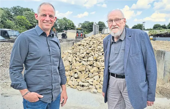  ?? Foto: Marc Uthmann ?? Geschäftsf­ührer Andy Evers (l.) und Vorgänger Karl-Wilhelm Dieckmann blicken auf 150 Jahre Straßenbau Dieckmann zurück.