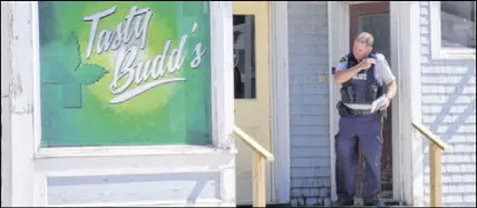  ?? COLIN CHISHOLM/SALTWIRE NETWORK ?? RCMP officers were seen entering the Tasty Budd’s location on Gerrish Street in Windsor on Thursday.
