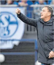  ?? FOTO: INA FASSBENDER/DPA ?? Sie kommen wohl nicht wieder so richtig nah zusammen: Ralf Rangnick und der FC Schalke 04 (links im Hintergund das Vereinswap­pen).