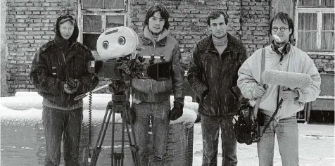  ?? Foto: Ludolph Weyer ?? Foto von den Dreharbeit­en am Berger Hof (1985): Theo Berger (Zweiter von rechts) und Filmemache­r Oliver Herbrich (Zweiter von links).