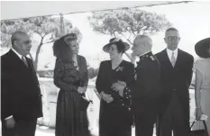  ??  ?? Eva Peron, de visita a Portugal, em 1947, fala com Óscar Carmona e a mulher, Maria do Carmo, sob o olhar de Ferro
Ainda jornalista, em 1932, António Ferro, fotografad­o com Oliveira Salazar no decurso de uma entrevista